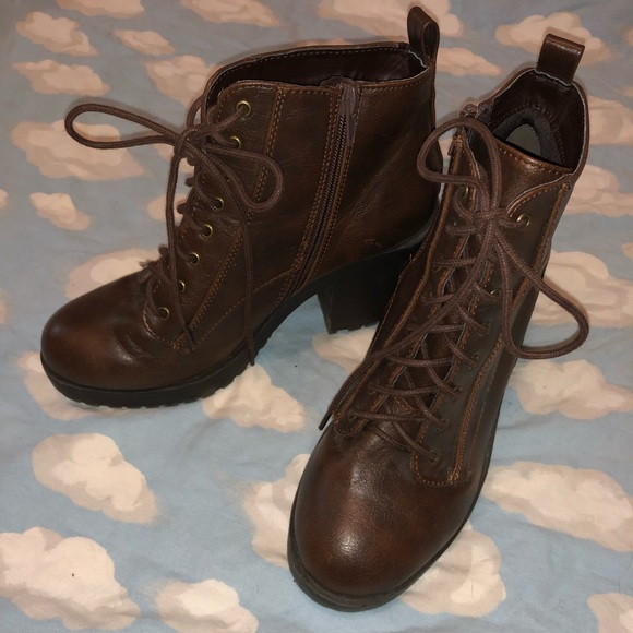 Brown heeled boots - Picture 2 of 3